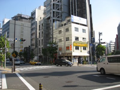 小舟町交差点 左側の金座通りを直進